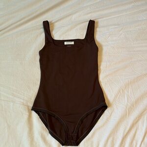 Babaton Contour Sqaureneck Bodysuit